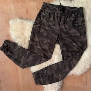 Athleta Farallon Camo Jogger Pants Zip Pockets